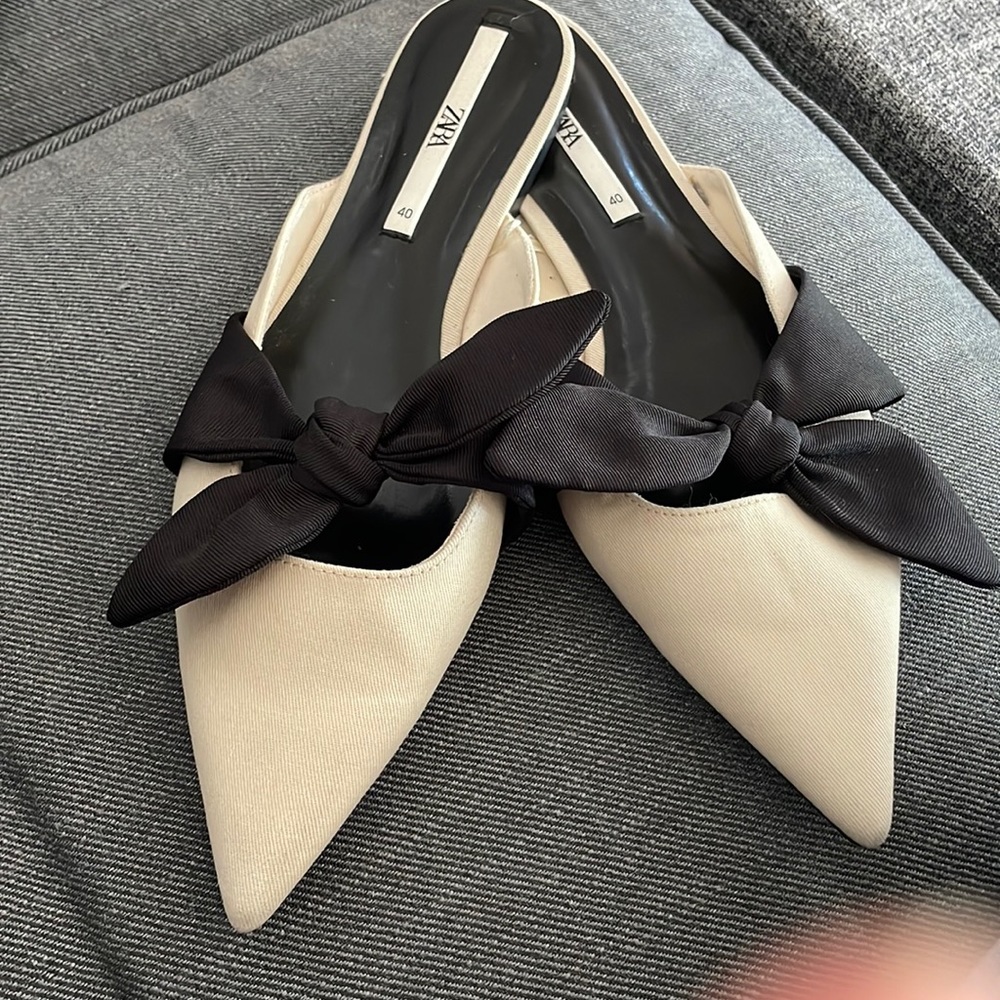 Flat mules with black accent bow